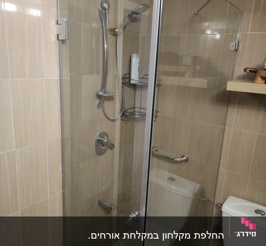 דלת זכוכית למקלחת עם ידית מתכת